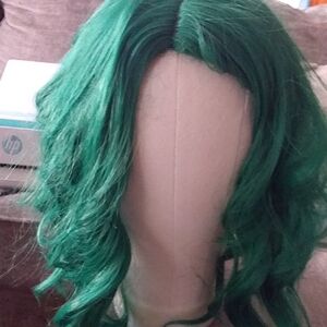 Women's Green Wavy Synthetic Wig - Bold Emerald Style